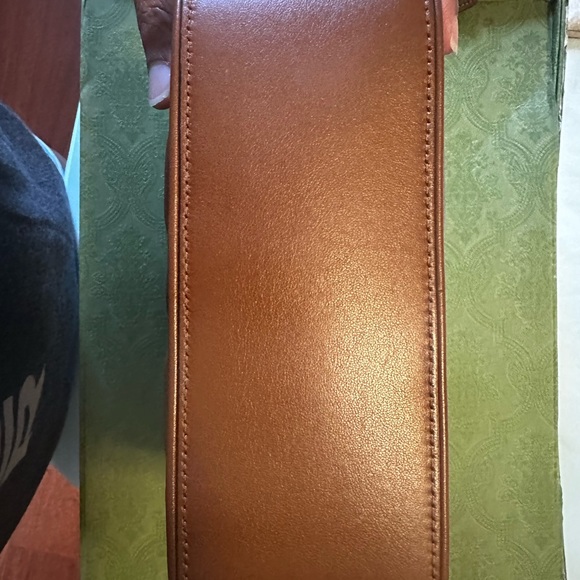 Gucci crossbody! Like new, the box isn’t in the best shape as it endure a flight - Picture 6 of 11